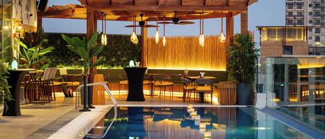 Piscine extérieure, accÚs possible de 8 h à 20 h, chaises longues