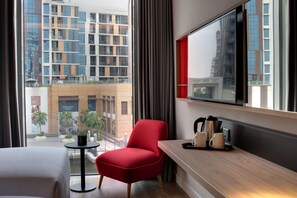 高档床上用品、羽绒被、迷你吧、办公桌