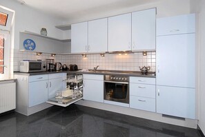 Kühlschrank, Mikrowelle, Ofen, Geschirrspüler