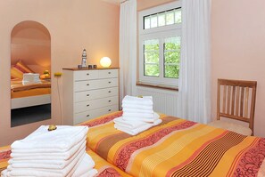 3 bedrooms, desk, travel cot, WiFi