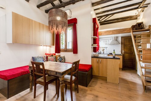 Sonniges und ruhiges Penthouse in der Mitte.  Penthouse in der Innenstadt