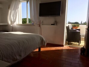 3 slaapkamers, een strijkplank/strijkijzer, reisbedje, gratis wifi