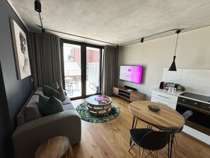 Luxe appartement | Woonruimte | Een 50-inch smart-tv met digitale zenders, televisie en Netflix