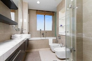 Departamento Deluxe | Baño | Regadera, regadera tipo lluvia, toallas 