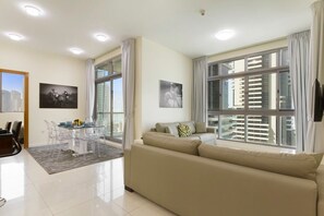 Deluxe Apartment | Living room | TV - 2 BR Apt Ocean Palm & Atlantis View (Dubai)