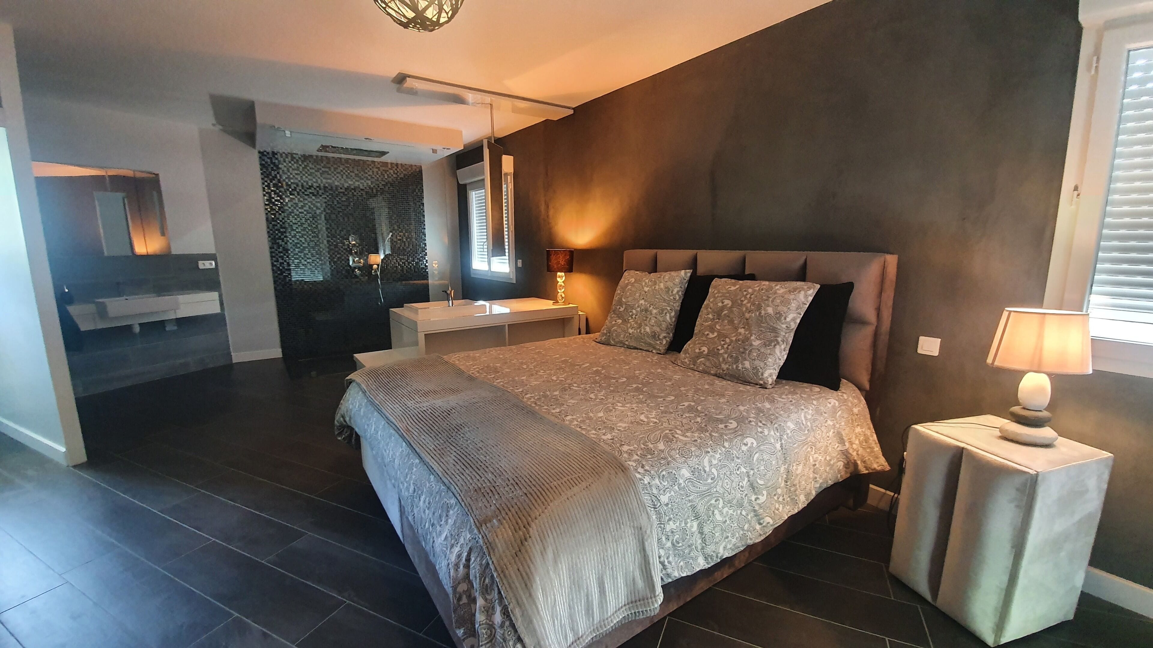 3 bedrooms, iron/ironing board, WiFi (free), bed sheets