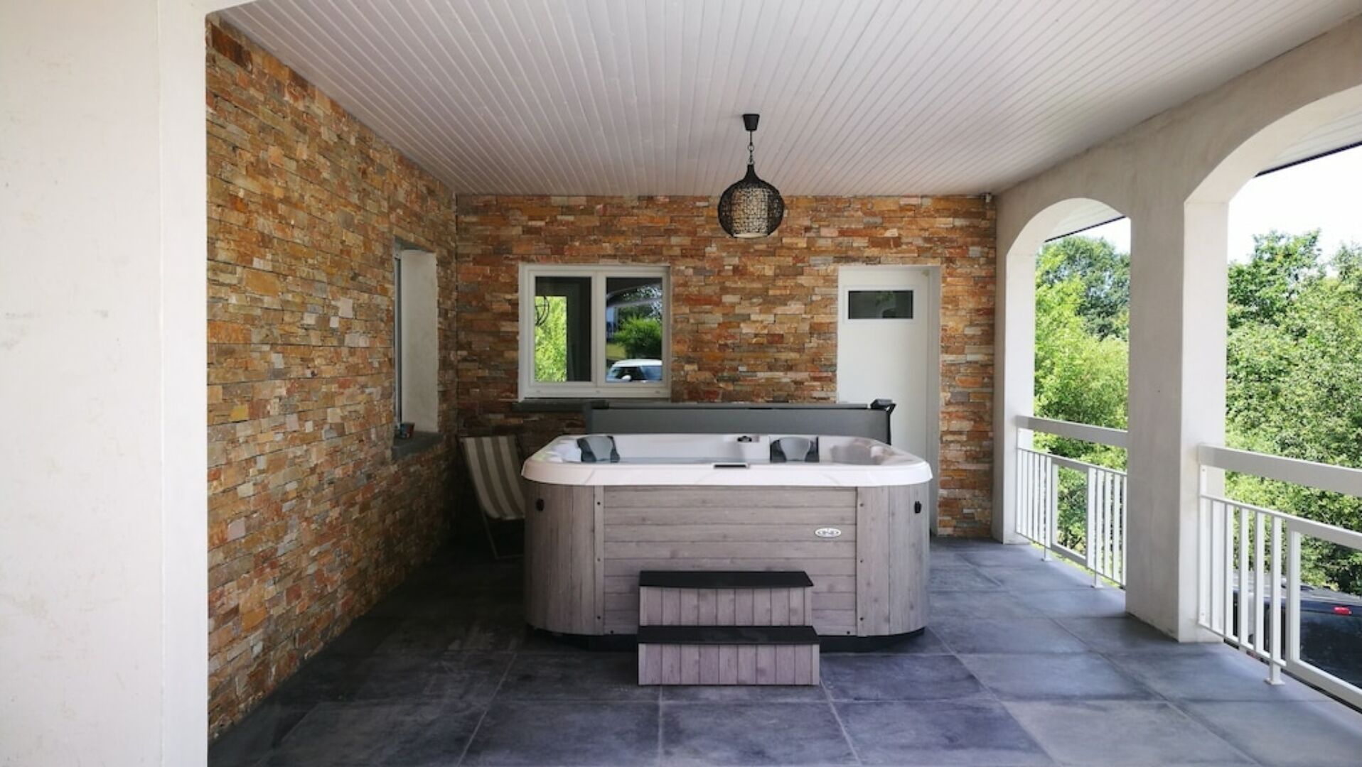 Outdoor spa tub