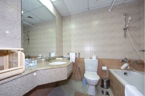 Deluxe Apartment | Bathroom | Shower, rainfall showerhead, towels - Cozy 1BR in Marina Walk with Balcony (Dubai)