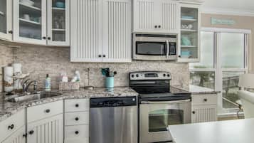 Condo, 2 habitaciones | Cocina privada | Refrigerador, microondas, horno y lavavajillas