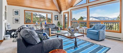 Casa, 3 quartos | Área de estar | TV 30 polegadas com canais a cabo