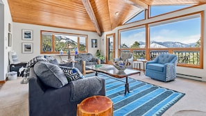Living area - Primavista Luxury At Windcliff 3 Bedroom Condo by RedAwning (Estes Park)