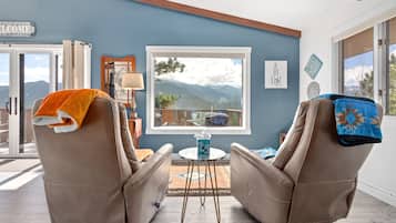 House, 6 Bedrooms | Living area | 30-inch TV with cable channels