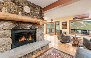 House, 6 Bedrooms | Living room