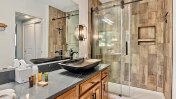 House, 6 Bedrooms | Bathroom | Hair dryer, towels