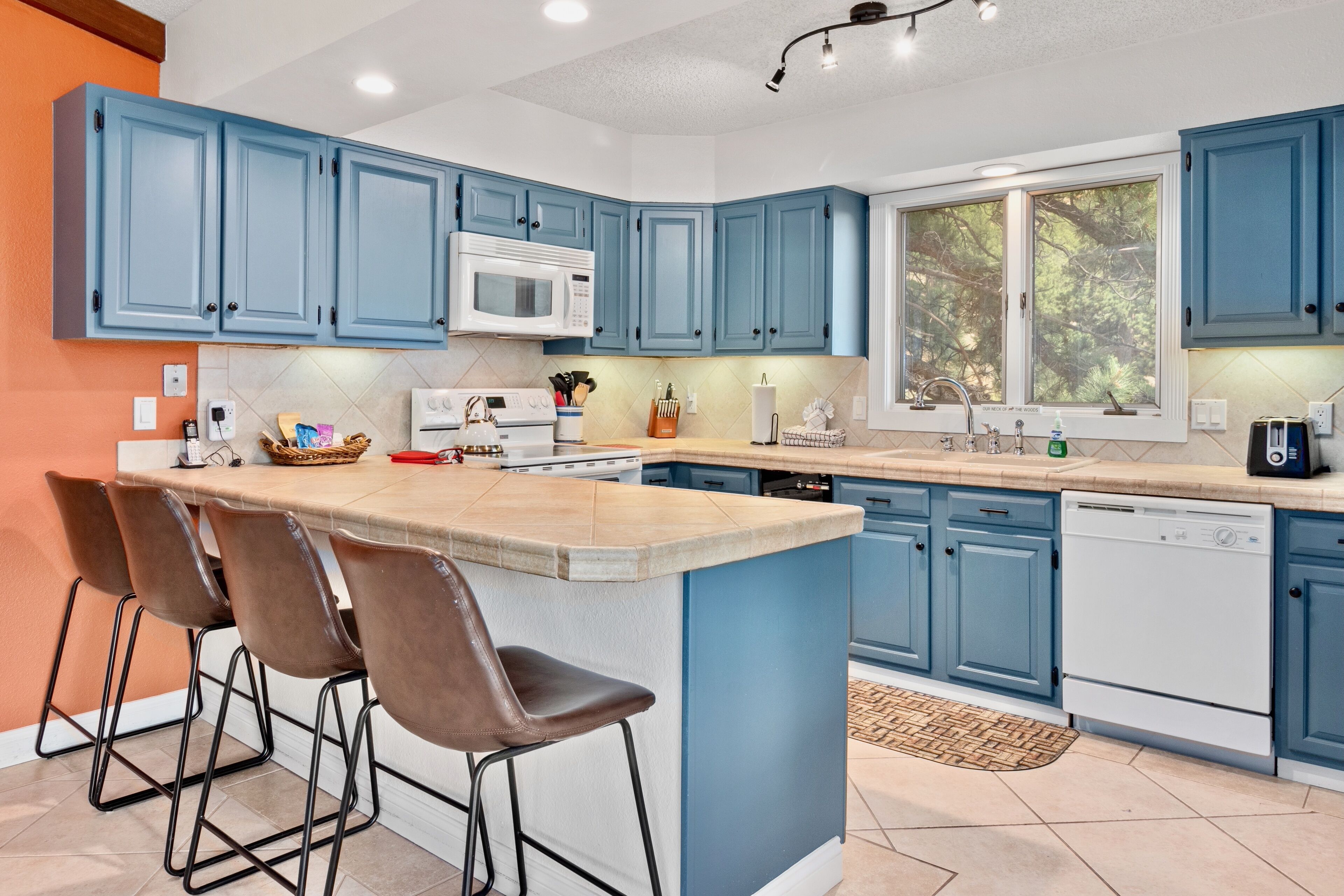 House, 6 Bedrooms | Private kitchen | Fridge, microwave, oven, dishwasher