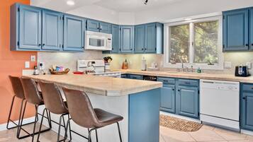 House, 6 Bedrooms | Private kitchen | Fridge, microwave, oven, dishwasher