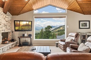 House, 3 Bedrooms | Living area | 30-inch TV with cable channels