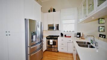 House, 4 Bedrooms | Private kitchen | Fridge, oven, coffee/tea maker, toaster