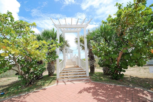 Sea Hawk - Private Beach House With Pool & Hot Tub 4 Bedroom Home by RedAwning