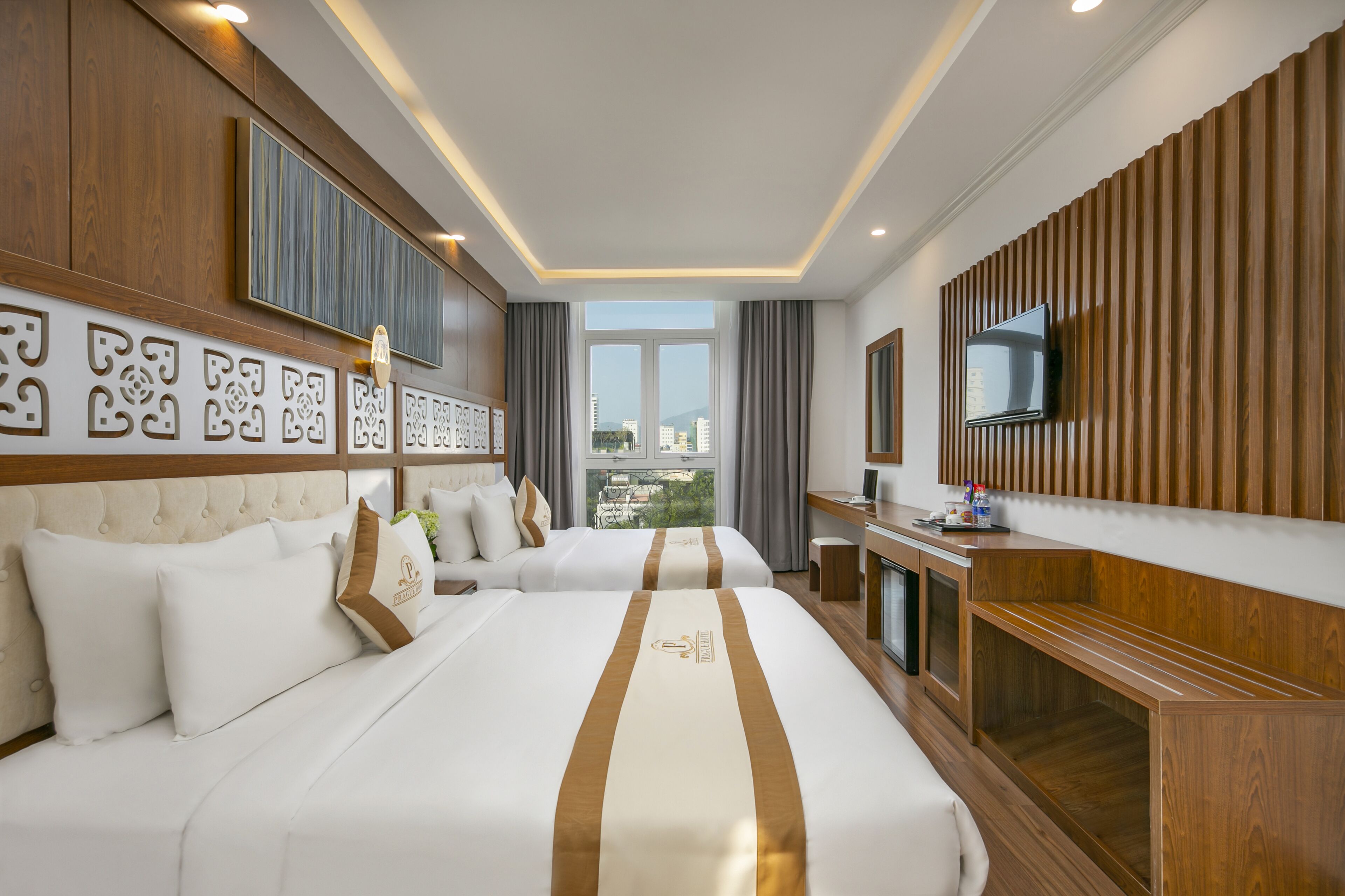 家庭套房 | 迷你吧、客房内保险箱、办公桌、笔记本电脑工作区