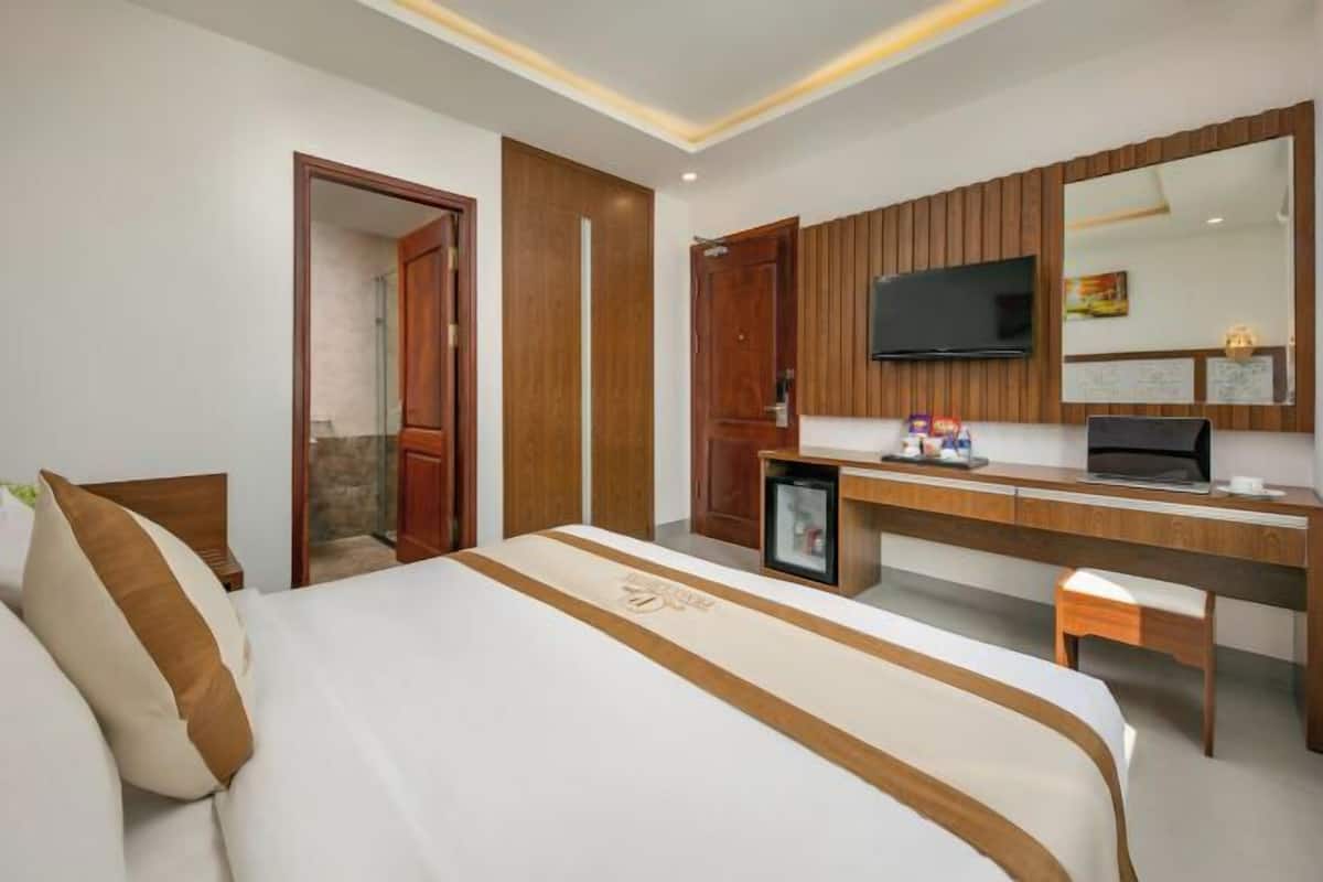 Minibar, coffres-forts dans les chambres, bureau