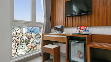 Twin kamer (Suite Twin) | Een minibar, een kluis op de kamer, een bureau, een laptopwerkplek