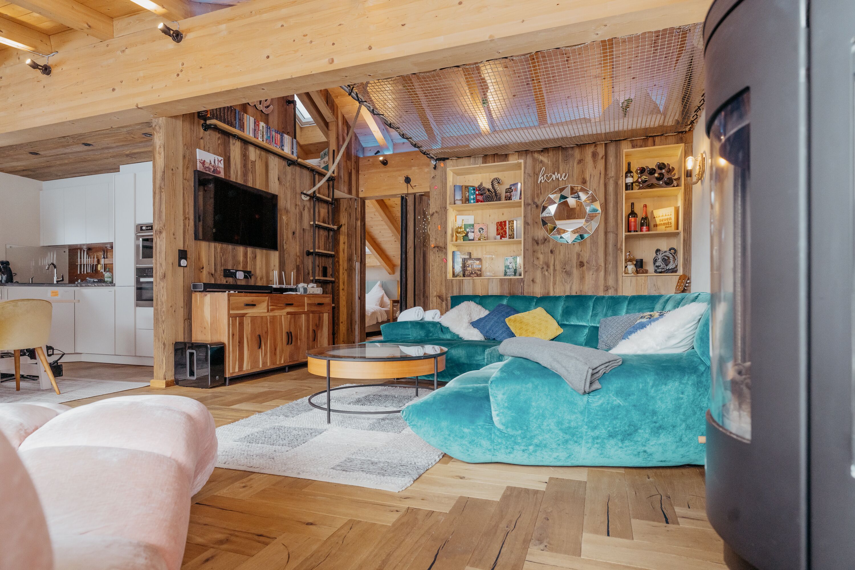 Fernseher, Kamin, Videospiele, DVD-Player