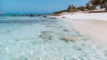 En la playa, camastros y toallas de playa