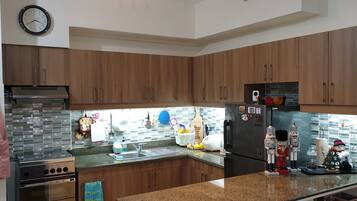 Kondominium (Oakhill) | Dapur pribadi | Peralatan masak/sendok-piring