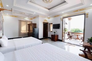 Premium bedding, minibar, desk, soundproofing - Little Saigon Hostel (Chau Doc)