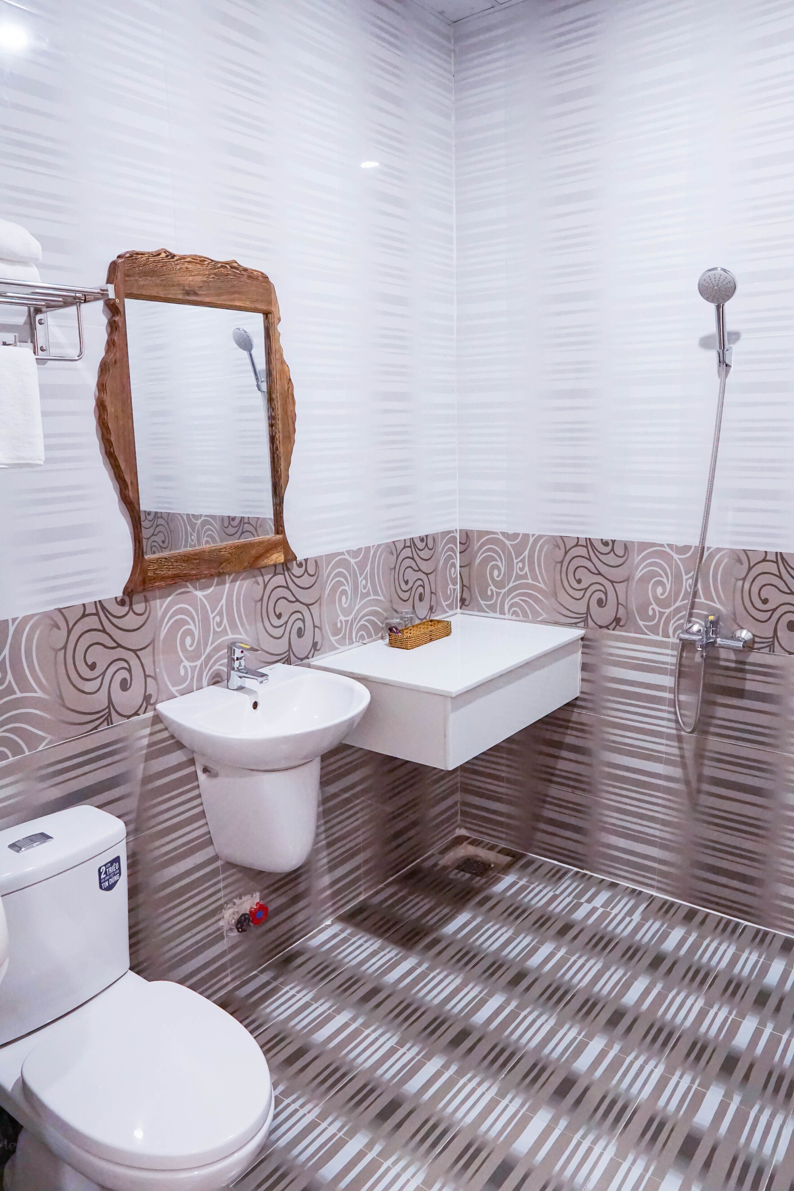 Un baño con inodoro, lavamanos y ducha.