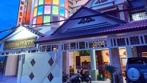 Um edifício com fachada colorida e uma placa que diz 'KARABIN CON'.