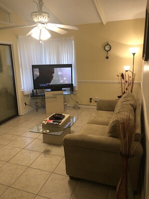 Smart TV, books - Larger Piece of Heaven near Lackland Air Force Base (San Antonio)