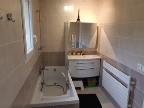 Combinazione doccia/vasca, asciugacapelli, asciugamani, sapone