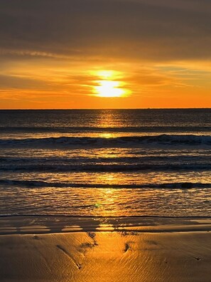 靠近海滩、沙滩椅、沙滩毛巾