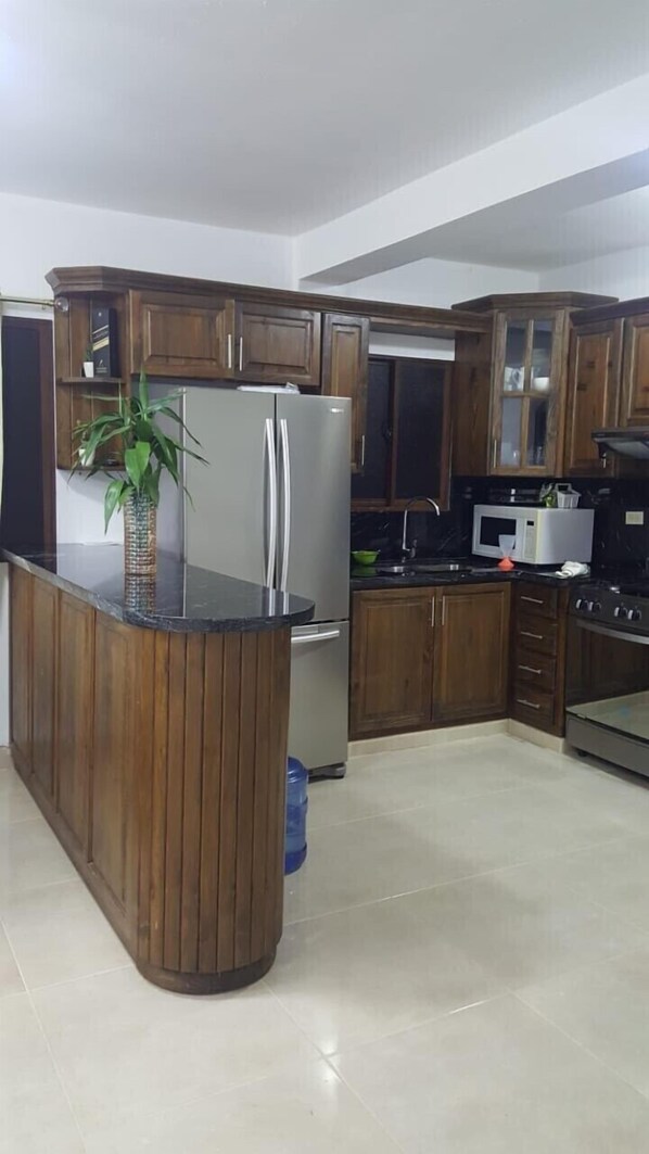 Een koelkast, een magnetron, een koffiezetapparaat/waterkoker