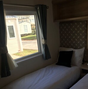 2 bedrooms, iron/ironing board, WiFi, bed sheets - Modern 2 bed caravan with surrounding decking and patio; sleeps up to 6 people (Dawlish)