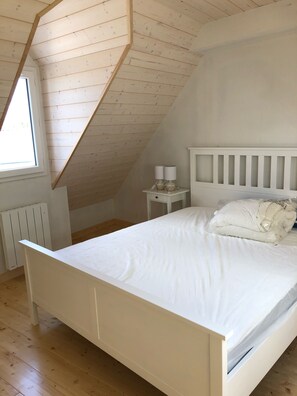 4 slaapkamers, een strijkplank/strijkijzer, reisbedje, gratis wifi