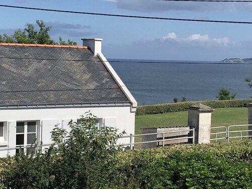 Maison familiale moderne avec terrasse et  vues mer