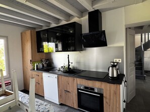 Fridge, microwave, oven, stovetop - Modern family house with terrace and sea views (Le Palais)