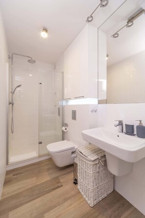 Shower, free toiletries, towels