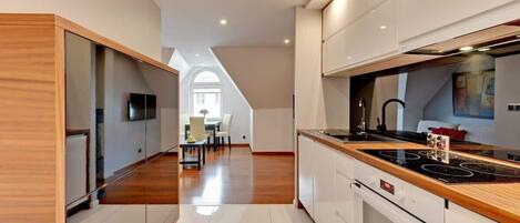 Een koelkast, een oven, een kookplaat, een vaatwasser