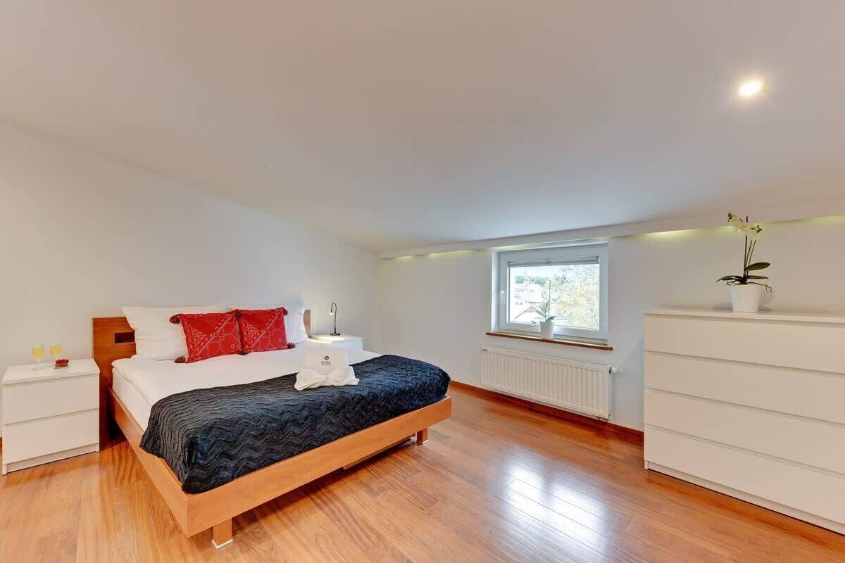 1 dormitorio, tabla de planchar con plancha, wifi y ropa de cama