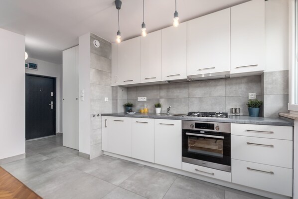 Fridge, oven, stovetop, dishwasher