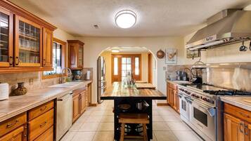 Jääkaappi, uuni, liesi, astianpesukone