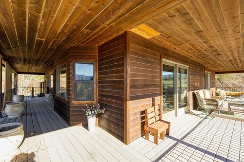 Lovely Vineyard Retreat.