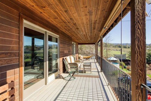 Lovely Vineyard Retreat.