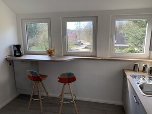 Een koelkast, een oven, een kookplaat, een vaatwasser