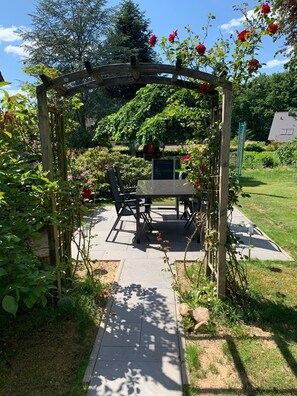 Outdoor dining - Family-friendly vacation apartment (Woltem)