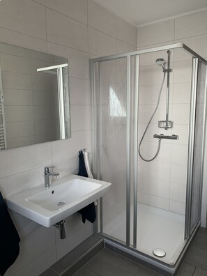 Een douche, een haardroger, handdoeken